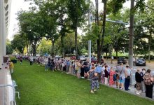 Photo of Coadă la vaccinare: Zeci de oameni au venit la Palatul Republicii să se imunizeze cu a doua doză de Sputnik V