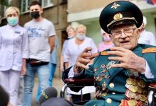 Photo of video | „M-am născut a doua oară”. Un bărbat de 102 ani s-a vindecat de COVID-19 după mai bine de o lună de la internare