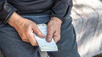 Photo of O batrână a rămas fără 15.000 de lei după ce fusese petrecută de o femeie până acasă