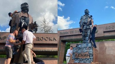 Photo of Monumentul lui Lenin, „îmbrăcat” în straie negre. AUR l-a învelit în zeci de „kulioace”