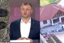Photo of video | Cavcaliuc a invitat jurnaliștii să îi filmeze casa, apoi…. s-a răzgândit? Și-a arătat pantofii murdari de glod și a spus că nu are canalizare și gaz