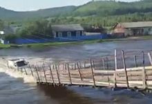 Photo of video | Momentul în care un șofer trece peste un pod șubrezit de viitură și rămâne fără mașină