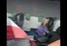 Photo of Femeie lipită cu bandă adezivă într-un avion American Airlines. Cum explică compania cele întâmplate