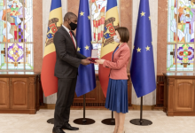 Photo of Sandu l-a decorat pe Hogan cu „Ordinul de Onoare”. Ambasadorul SUA își încheie mandatul în R. Moldova