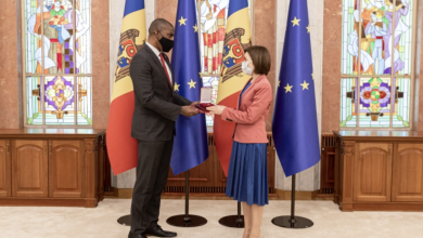 Photo of Sandu l-a decorat pe Hogan cu „Ordinul de Onoare”. Ambasadorul SUA își încheie mandatul în R. Moldova