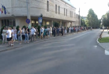 Photo of AstraZeneca sau Johnson & Johnson: Mai mulți oameni stau în rând de la primele ore ale dimineții pentru a se vaccina la maratonul universitar