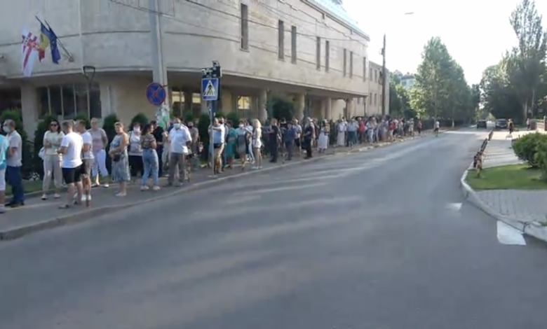 Photo of AstraZeneca sau Johnson & Johnson: Mai mulți oameni stau în rând de la primele ore ale dimineții pentru a se vaccina la maratonul universitar