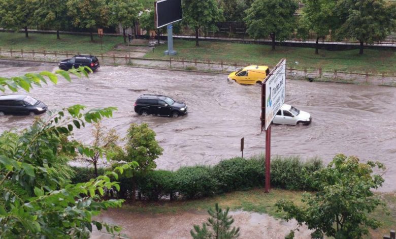 Photo of Inundații în capitală și în raioane. Localitățile unde au intervenit salvatorii pentru a pompa apa acumulată după ploile de luni