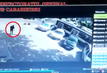 Photo of video | Un tânăr cu fața însângerată, surprins cum înjura și lovea cu pumnii în geamurile unor magazine și automobile din capitală. Gazul lacrimogen, folosit pentru a-l potoli