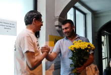 Photo of video | Costiuc a venit cu flori la sediul PAS: „Răsuflăm ușor. O lună putem să ne ducem la prășit, la plivit”
