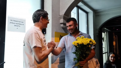 Photo of video | Costiuc a venit cu flori la sediul PAS: „Răsuflăm ușor. O lună putem să ne ducem la prășit, la plivit”