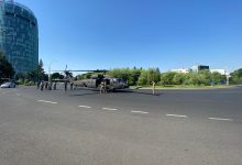 Photo of Imagini rare în București: Un elicopter Black Hawk american a aterizat forţat în mijlocul unei intersecții importante, doborând câțiva stâlpi