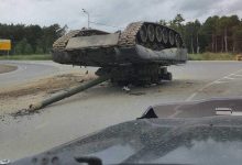 Photo of video | Tanc cu șenilele în sus, observat pe o șosea din Rusia. Cum a ajuns răsturnat?