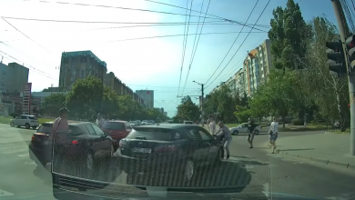 Photo of video | Chișinău: Șoferul unui Lexus, surprins cum intră intenționat, pe roșu, în pietoni. Reacția Poliției