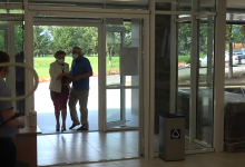 Photo of video | Greceanîi, cu soțul și cu bună dispoziție la votare: Îmi scot masca, altfel nici zâmbetul nu se vede