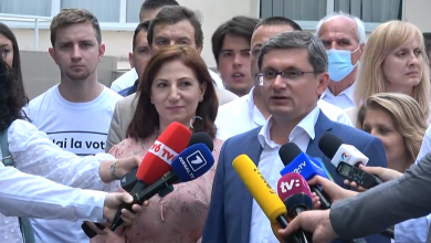 Photo of video | Igor Grosu, la vot cu soția și colegii de partid: Cât de frumos e să vezi oameni, la cinci dimineața, care așteptau civilizat să voteze