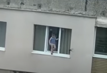 Photo of video | La un pas de tragedie. Un băiețel de 4 ani, pe pervazul unui geam de la etajul nouă. În apartament se afla bunica și fratele micuțului