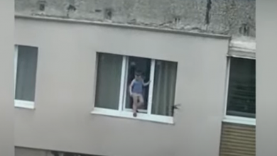 Photo of video | La un pas de tragedie. Un băiețel de 4 ani, pe pervazul unui geam de la etajul nouă. În apartament se afla bunica și fratele micuțului