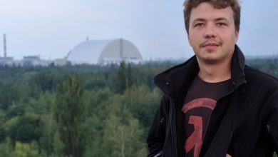Photo of „Revin, încet-încet, la viaţa de pe internet”. Roman Protasevici din nou pe Twitter, dar nu se știe cu exacticitate dacă e contul lui