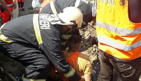Photo of Construia sistemul de canalizare, dar a rămas blocat sub pământ. Victima, internată cu fracturi la ambele picioare