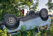 Photo of Sîngerei: Un cuplu a ajuns la spital după ce mașina în care se afla s-a răsturnat și a ajuns în sanț