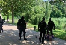 Photo of video | Ar fi inventat o datorie de 10.000 de euro, apoi ar fi sechestrat și maltratat o persoană ca să o întoarcă. Bănuiții, puși la pământ de Fulger