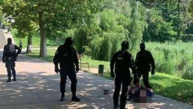Photo of video | Ar fi inventat o datorie de 10.000 de euro, apoi ar fi sechestrat și maltratat o persoană ca să o întoarcă. Bănuiții, puși la pământ de Fulger