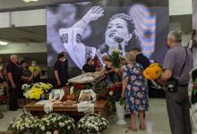 Photo of live, foto | Cântăreața Lidia Bejenaru-Botgros este condusă pe ultimul drum