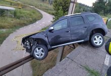 Photo of foto | La un pas de tragedie. Un șofer a ajuns într-un parapet după ce a pierdut controlul volanului