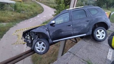 Photo of foto | La un pas de tragedie. Un șofer a ajuns într-un parapet după ce a pierdut controlul volanului