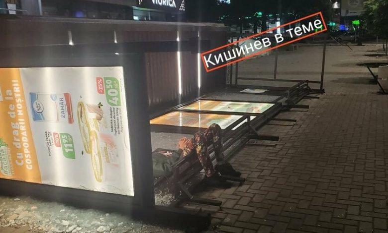 Photo of foto | Stație de transport public, instalată recent, a fost doborâtă de vânt