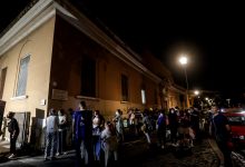 Photo of Cafea, croissant și jazz din partea casei. Cum au fost vaccinate persoanele vulnerabile și fără adăpost din Italia