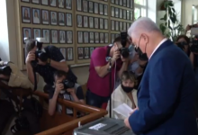 Photo of video | Șoferul le-a deschis ușile și i-a așteptat să urce. Mașina care i-a adus pe soții Voronin la votare