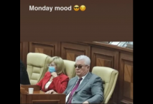 Photo of foto | De pe internet adunate: Voronin și ochelarii de soare în Parlament, ținta glumelor internauților