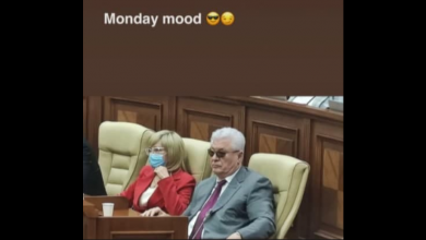 Photo of foto | De pe internet adunate: Voronin și ochelarii de soare în Parlament, ținta glumelor internauților