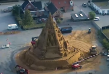 Photo of „I-am pus o coroană, pentru că ne guvernează viața”: Cel mai mare castel de nisip din lume a fost construit în Danemarca