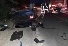 Photo of Bucăți din metalul mașinii au ajuns la câțiva metri. Șoferul, internat după ce s-a izbit violent cu vehiculul de un arbore