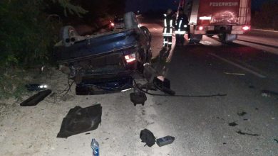 Photo of Bucăți din metalul mașinii au ajuns la câțiva metri. Șoferul, internat după ce s-a izbit violent cu vehiculul de un arbore