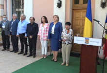 Photo of video | „Apreciere pentru răspândirea valorilor culturale românești”. Opt personalități din Republica Moldova au primit medalia „Centenarul Marii Uniri”