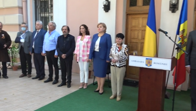 Photo of video | „Apreciere pentru răspândirea valorilor culturale românești”. Opt personalități din Republica Moldova au primit medalia „Centenarul Marii Uniri”
