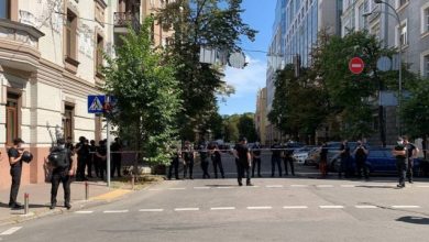 Photo of video | Un bărbat a pătruns cu o grenadă în Guvernul de la Kiev: „Nu ies viu de aici”