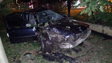 Photo of foto | Șoferul unui BMW a ajuns în reanimare după ce și-a făcut mașina zob, izbindu-se de un gard