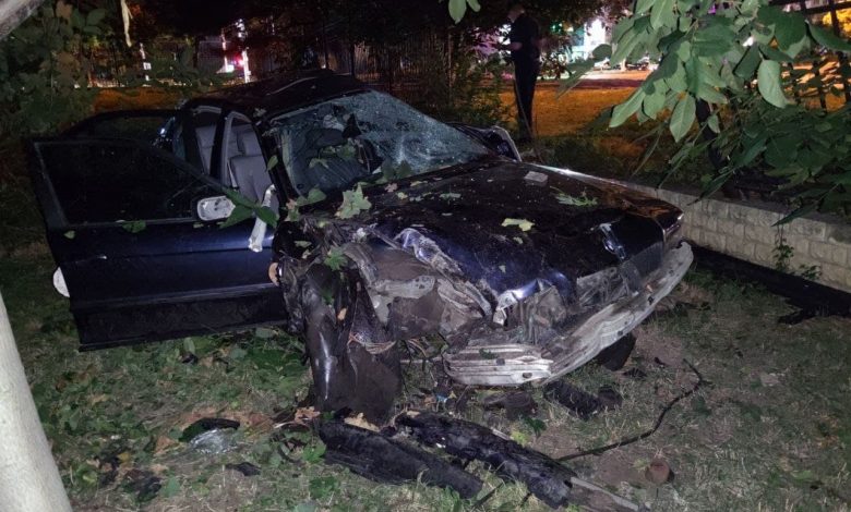 Photo of foto | Șoferul unui BMW a ajuns în reanimare după ce și-a făcut mașina zob, izbindu-se de un gard