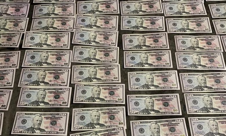 Photo of video | Au pus în circulație bani falși în valoare de 10.000 de dolari, iar acum riscă până la 15 ani de închisoare