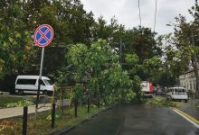 Photo of Salvatorii au pompat sute de tone de apă din gospodării și subsoluri după furtuna de vineri. Zeci de mașini au ajuns „ostatice” ale arborilor