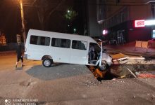 Photo of foto | Un microbuz a fost la un pas de a cădea într-o groapă din sectorul Buiucani