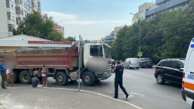 Photo of O bătrână a decedat după ce a fost lovită de Kamaz. Femeia se deplasa neregulamentar pe marginea carosabilului