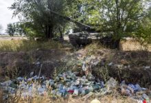 Photo of Rusia: Tanc de luptă, abandonat pe un teren viran. Ar fi fost lăsat acolo de soldații plecați la rugăciune
