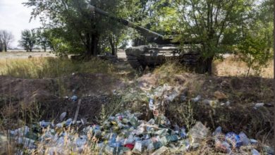 Photo of Rusia: Tanc de luptă, abandonat pe un teren viran. Ar fi fost lăsat acolo de soldații plecați la rugăciune