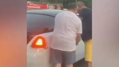 Photo of video, foto | Mașină de lux, dar fără benzină: Rolls-Royce, rămas fără combustibil. Un bărbat i-a venit în ajutor cu un bidon